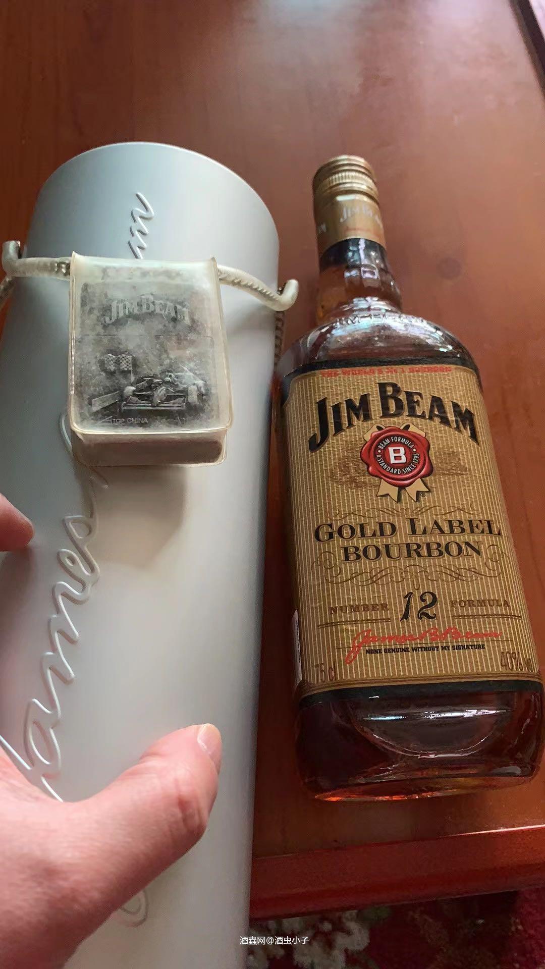 一瓶酒能解决的问题，就不要麻烦眼泪了，一杯敬过往，一杯敬明天，敬你岁月无波澜，敬我余生不悲欢。故事我有，就是费酒，长夜漫漫，还是醉着好。将所有的一言难尽，一饮而尽。