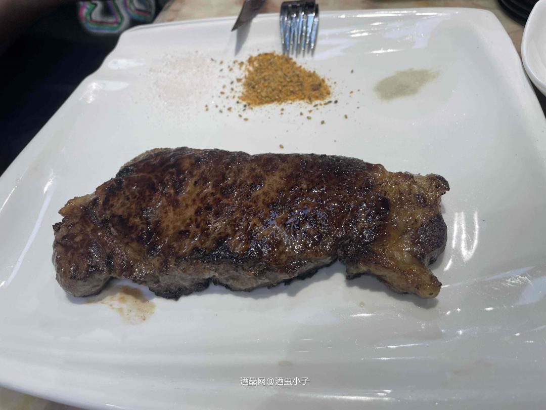 周末 煎一块牛排 也能让自己幸福感爆棚 喝上一杯酒 刹那间 心情犹如向阳 没有忧伤 心中有光 乐观开朗 …