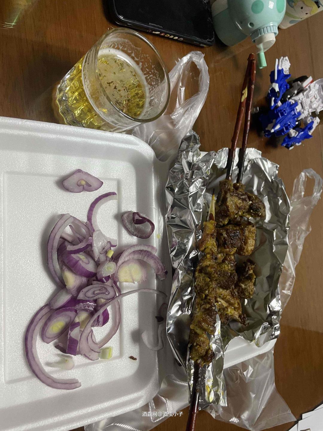 戒不掉的烟火…戒不掉的酒…家附近的羊肉烧烤越吃越上瘾，配上洋葱圈一起吃。那种美味难以忘怀。喝上清爽的酒…简单快乐！