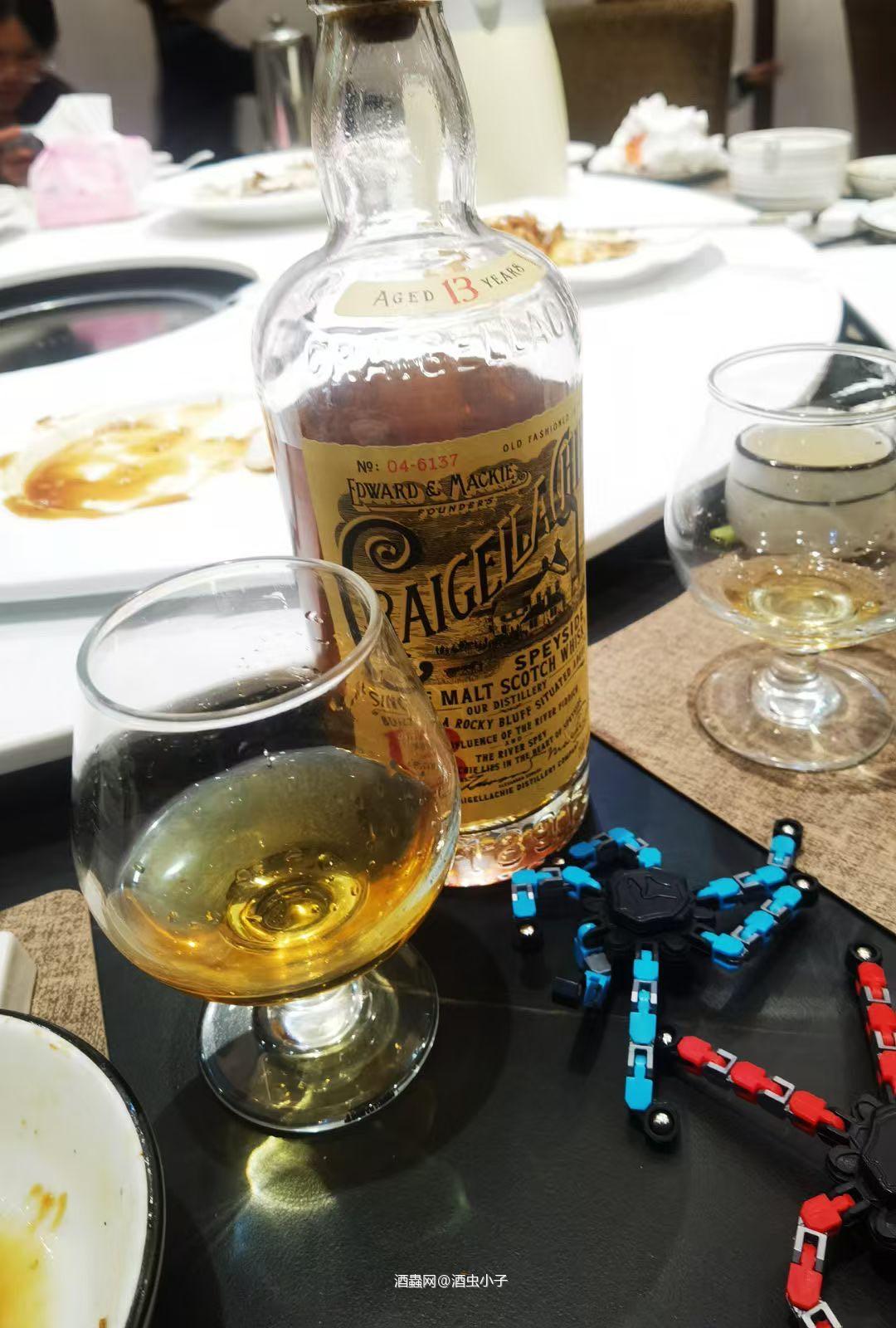 戒不掉的烟火…戒不掉的酒…家附近的羊肉烧烤越吃越上瘾，配上洋葱圈一起吃。那种美味难以忘怀。喝上清爽的酒…简单快乐！