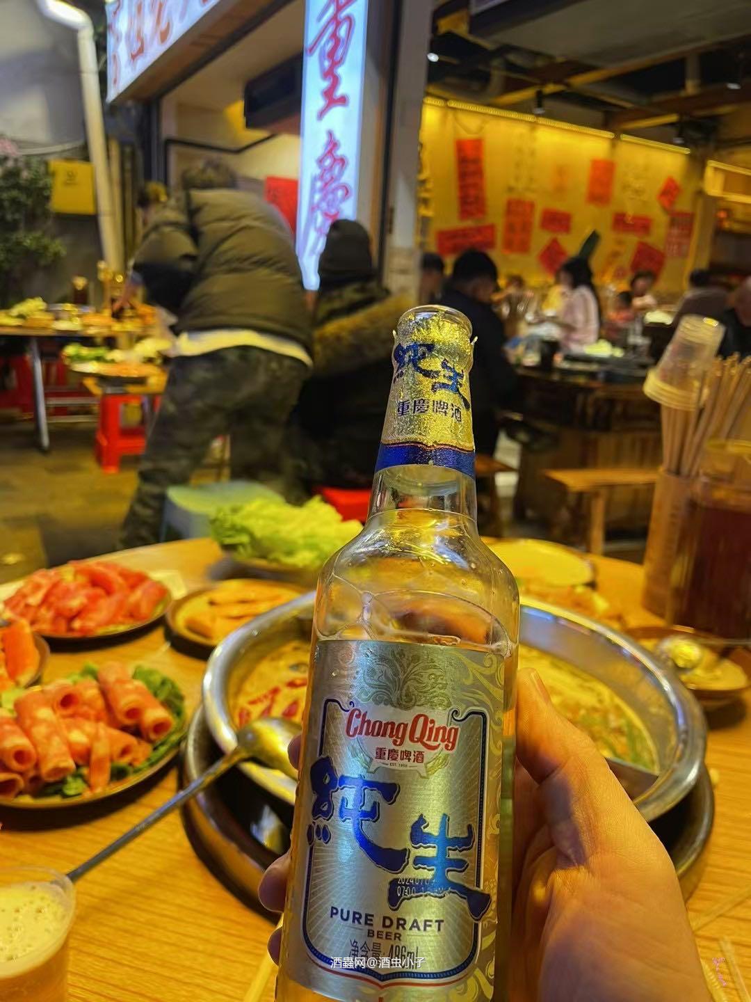来到重庆 发现夜晚是多么的灯火璀璨，仿佛是在告诉我：生活真美好！一定要吃上一吨火锅 喝上几瓶清爽啤酒 那才算得上完美！