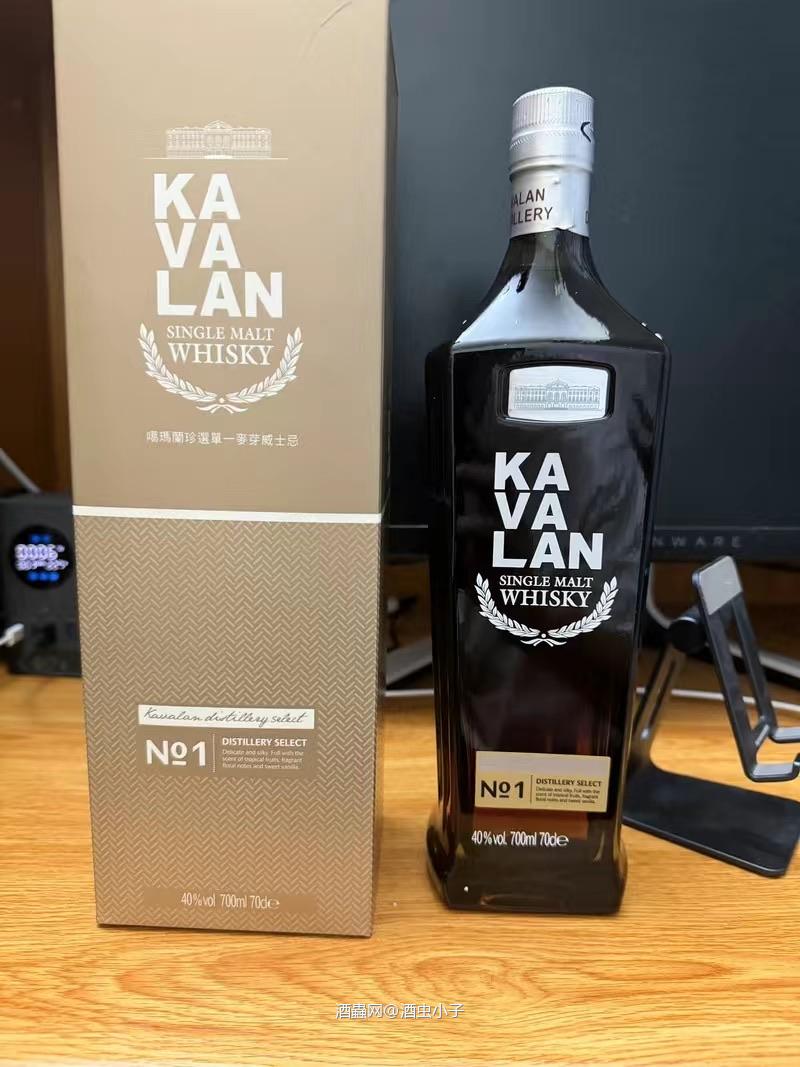 "美食与美好时光，与好友们共度。️" "一顿美味的饭菜，一帮美好的朋友，简直幸福爆棚！" 欢笑、美食、好友、啤酒、好心情！