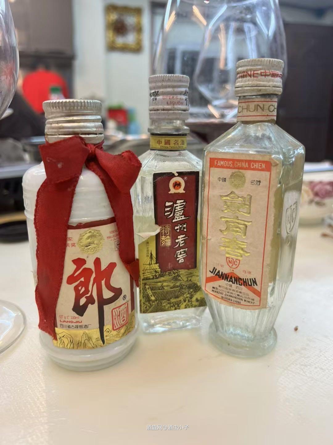 最近生日的朋友真多，吃完饭，还一起去酒吧ktv畅饮一番。总是要吧好朋友全体喝倒为止，哈哈，最后还是全倒拉！