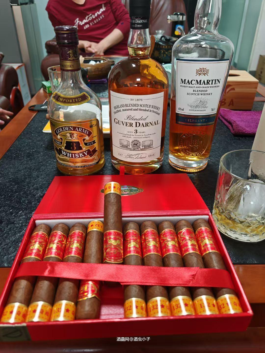 有人说雪茄和单一麦芽威士忌的搭配是“劳斯莱斯级别”的，一个散发着醇厚的芳香，另一个则能赋予优雅和谐的甘美口感，而我总是学不会抽雪茄…哈哈