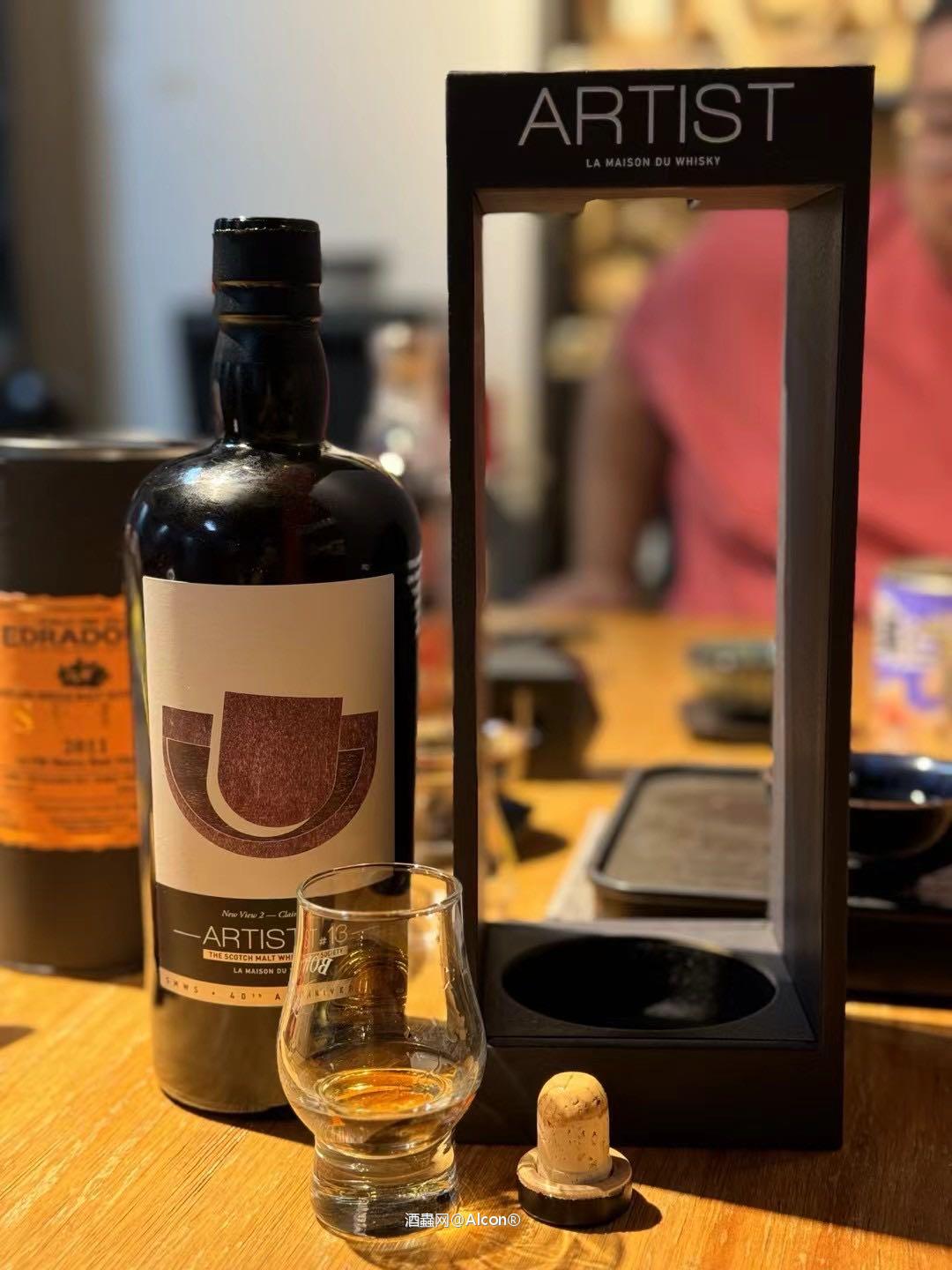 昨天开瓶了LMDW 跟协会联名的这款格兰爱琴也太好喝了吧！ 酒精压制得很好，花香，奶香，皂香，烟熏，梅子，柑橘，每个味道层次分明 还是得喝点好的才会快乐哈哈哈哈