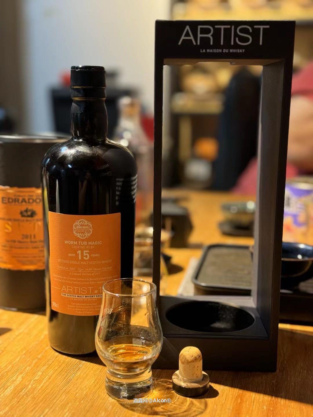 昨天开瓶了LMDW 跟协会联名的这款格兰爱琴也太好喝了吧！ 酒精压制得很好，花香，奶香，皂香，烟熏，梅子，柑橘，每个味道层次分明 还是得喝点好的才会快乐哈哈哈哈