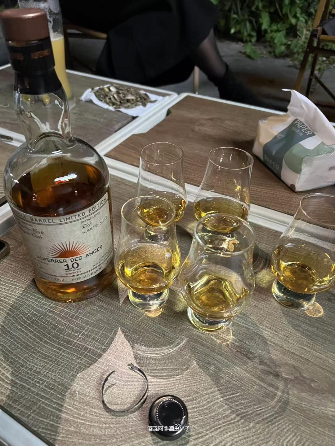 晚上最开心的就是这个时候，就是与朋友去去酒吧，听听歌，喝个小酒，小酌小酌一下，什么都不用想，大口大口地喝，爽爽的。