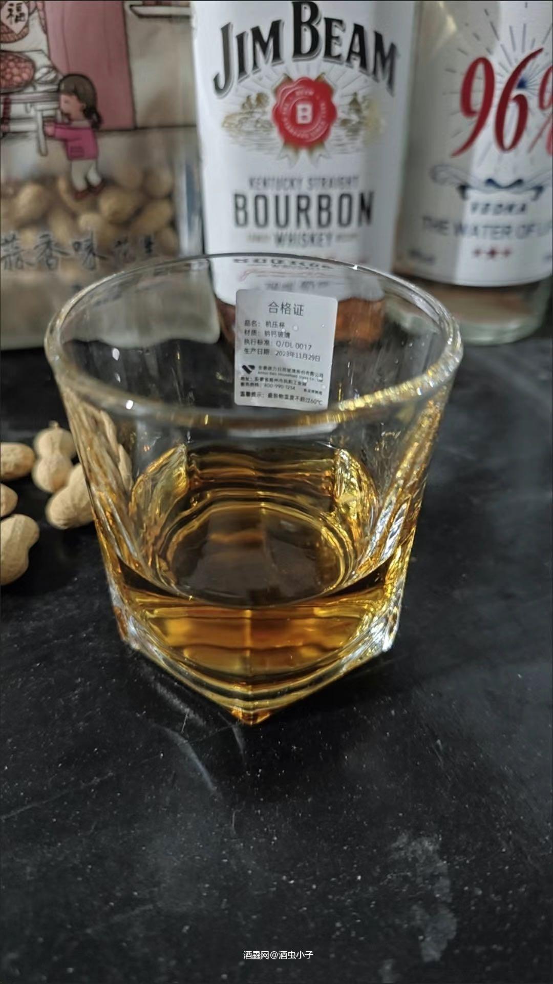 金宾波本威士忌的香气中透露出温和的香草气息和新鲜的干草香气，仿佛置身于金黄的麦田之中。酒体带来的玉米与谷物的香甜风味，让人回味无穷。烘烤橡木的香气与香草奶油酱的甜美交织，呈现出圆润而饱满的口感‌。初闻时，橡木桶的香气浓郁，能够持续很长时间，即使不喝酒的人也能闻到其独特风味‌