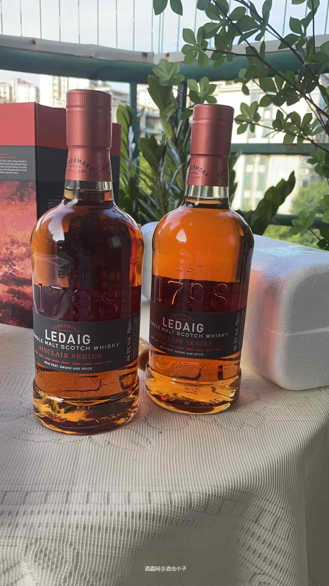 威士忌宛如一杯迷人的佳酿。其色泽或浅淡或深邃，散发着诱人光泽。香气复杂，泥煤烟熏味、果香与香料香混合。入口时，浓烈的酒精感携着丰富风味冲击味蕾，或圆润顺滑，或热烈刺激。余味悠长，橡木桶带来的木香久久留存舌尖。