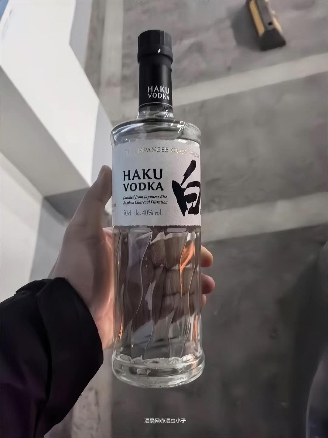 冬至的炉火旁,酒液在杯中摇曳,映照出窗外的银装素裹。轻饮一口,让那温热的感觉蔓延全身,慰藉着冬日里的心灵。