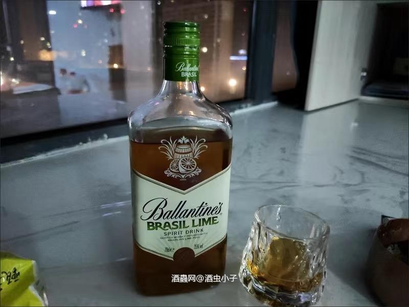 百龄坛威士忌…它对我来说是个又熟悉又敬畏的酒品呢!初次品尝已经年少轻狂不可追忆的时间呢!一瓶百龄坛 六瓶绿茶…酒吧标配!第一次喝的威士忌是它,第一次卑威士忌喝倒就是它。