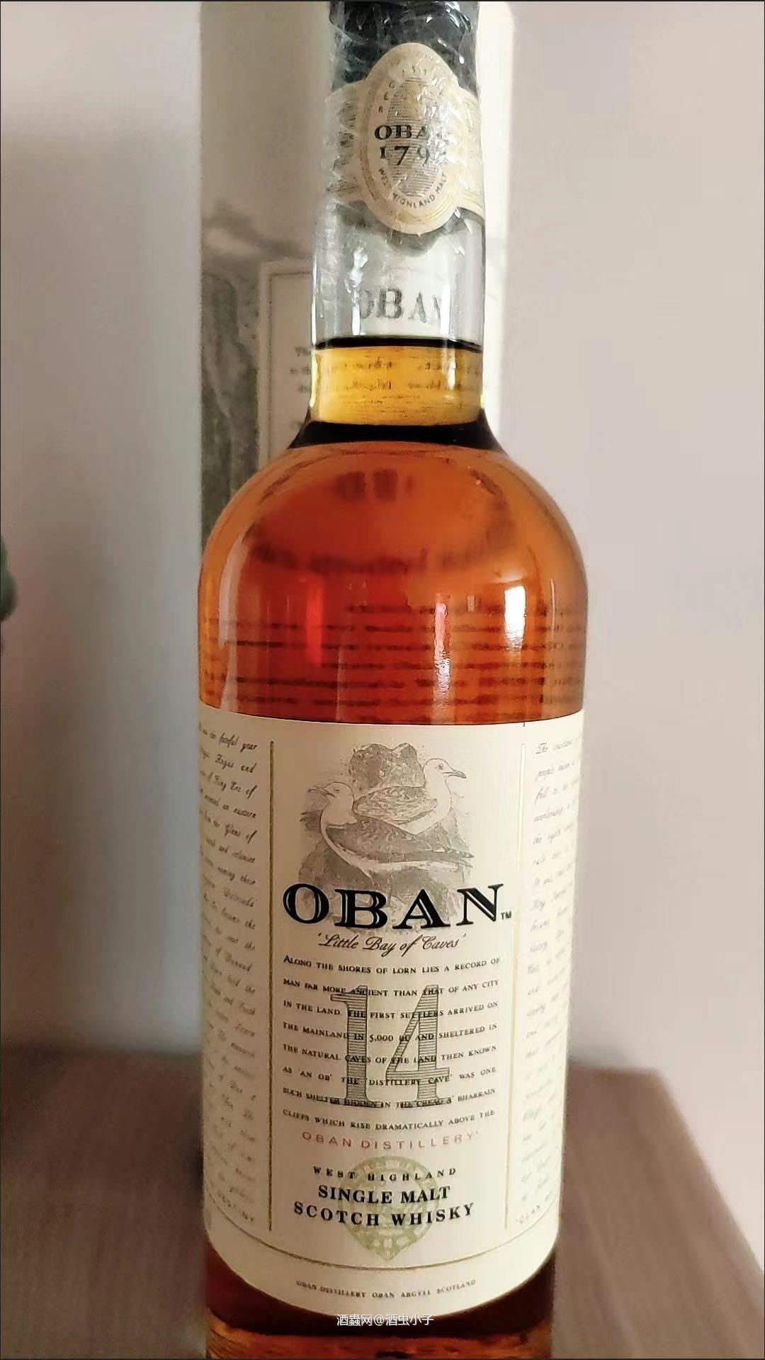 欧本14年威士忌以其独特的口感和香气而闻名，是入门级别的口粮酒中的佼佼者‌。其酒体呈现迷人的金黄色，色泽饱满且偏琥珀色，令人赏心悦目‌。欧本14年威士忌初闻时，香气柔和，带有淡淡的海盐气息和新鲜的水果香味，几乎感受不到烟熏味。细闻时，可以感受到柑橘、香草、橡木和杏仁的芬芳，整体香气清新爽净，略带咸味‌。