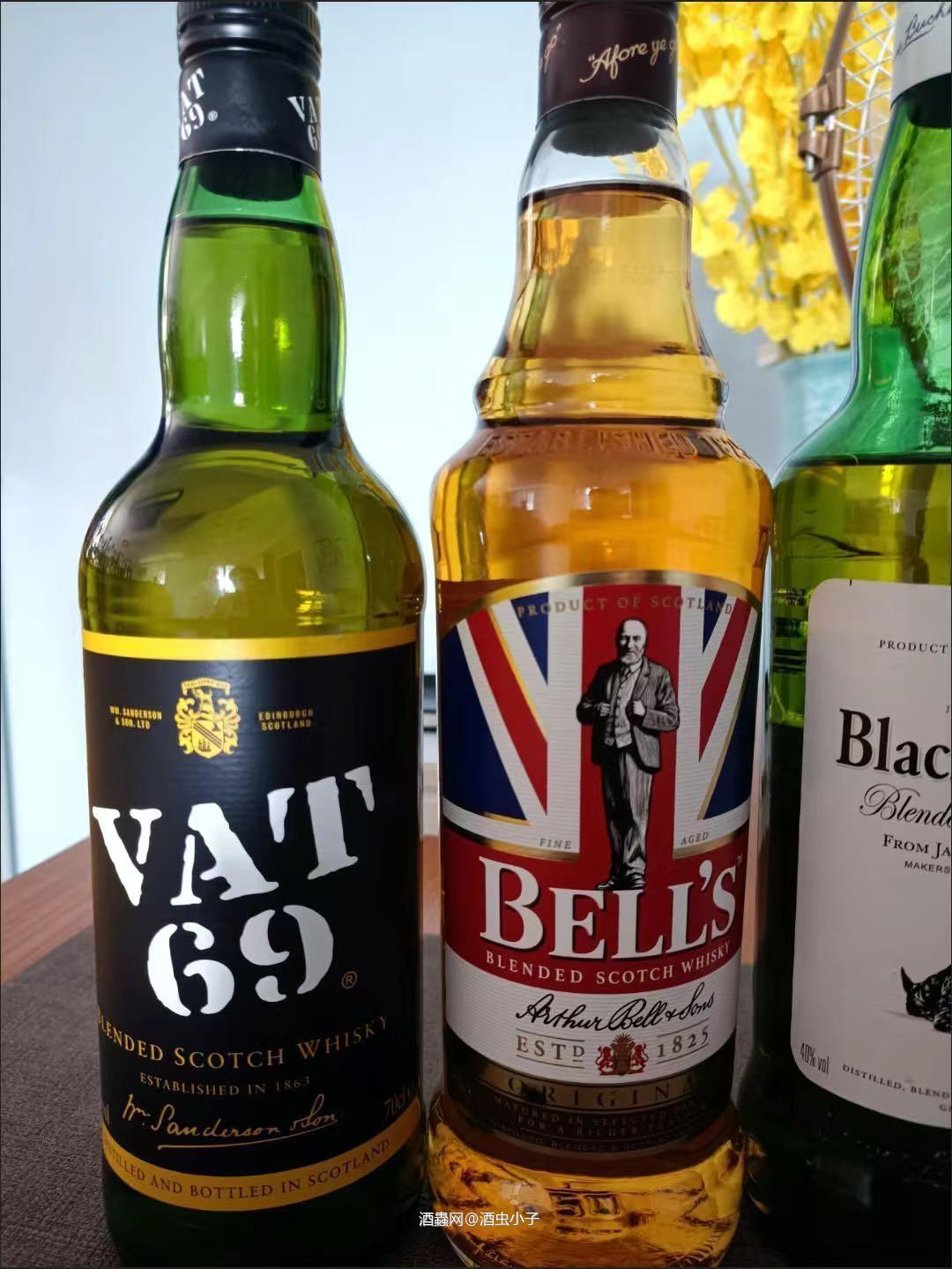 便宜酒计划 威使69 🆔种类：苏格兰威士忌 🥃酒精度：40%/vol 还剩点福根，干脆喝了。酒体金黄色（有焦糖色），闻香比较简单，蜂蜜味，饮用感觉与闻香一致，蜂蜜水，水果味，一点点木香。尾调短。还算是这个价位里面好喝的调和了。挑不出大毛病。