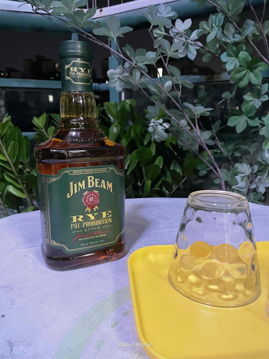 便宜酒计划 金宾黑麦威士忌 🆔种类：波本威士忌 🥃酒精度：40%/vol 金宾的威士忌也算是比较出名了，白占边因为比较粗糙，所以一直没有尝试，后来百瓶出活动入了，尝尝波本是什么味道。 酒体淡棕色（有焦糖色），闻香是很重的谷物风味，黑麦的味道很明显。入口辛辣，中段有一些苦味，尾端一些玉米的甜味，回味较长，主打谷物，可能是黑麦的风味。 总体来说还是比较强烈的一款酒，我有点不太喝得来。