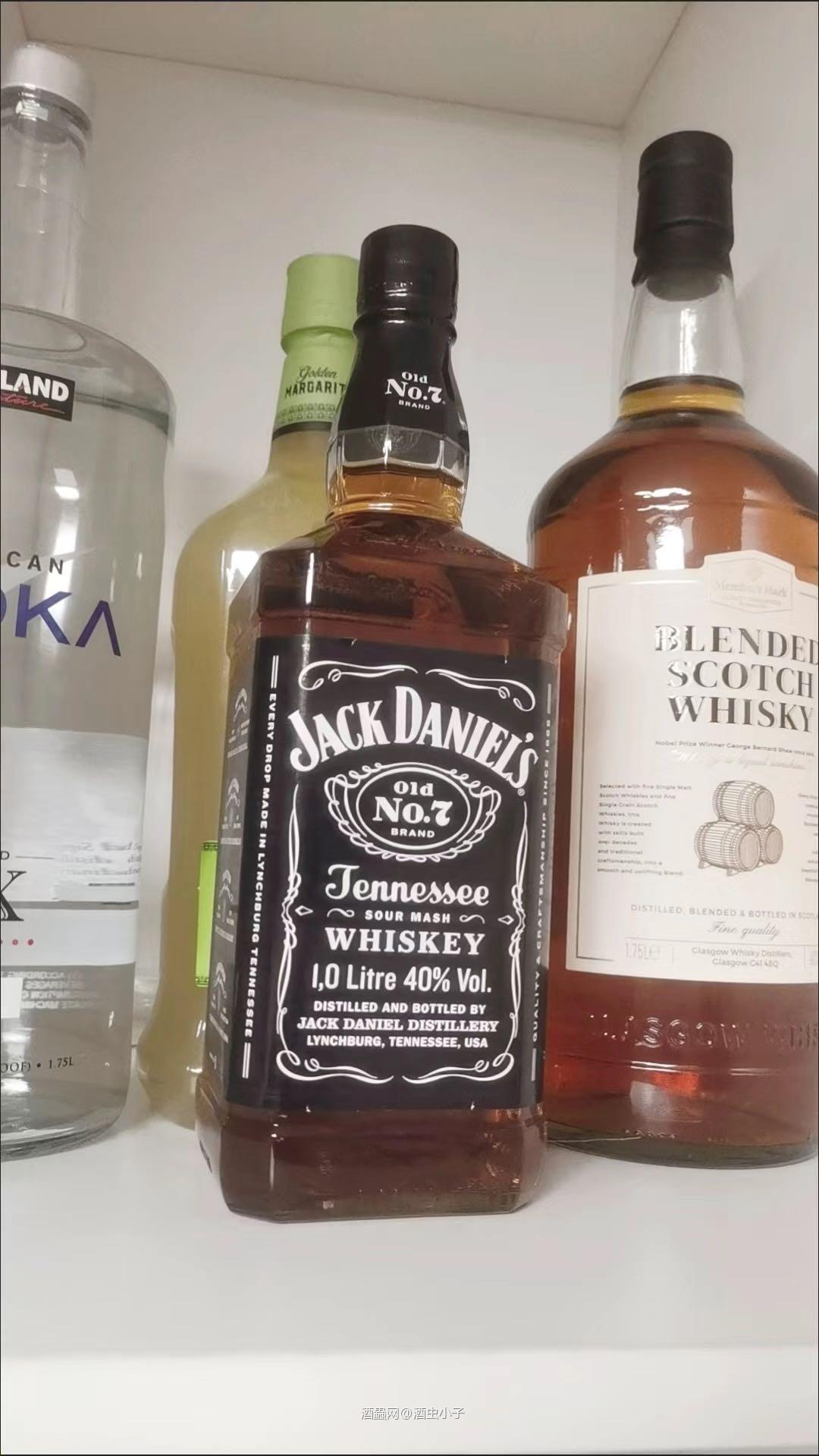 杰克丹尼这个蛇年礼盒还挺好看，价格也是正常价格没有溢价，还是挺不错的，就是杰克丹尼实在不好喝唉，只能兑兑可乐喝，夏天喝还好，冬天属实是喝不动，不过买一瓶摆着也不错