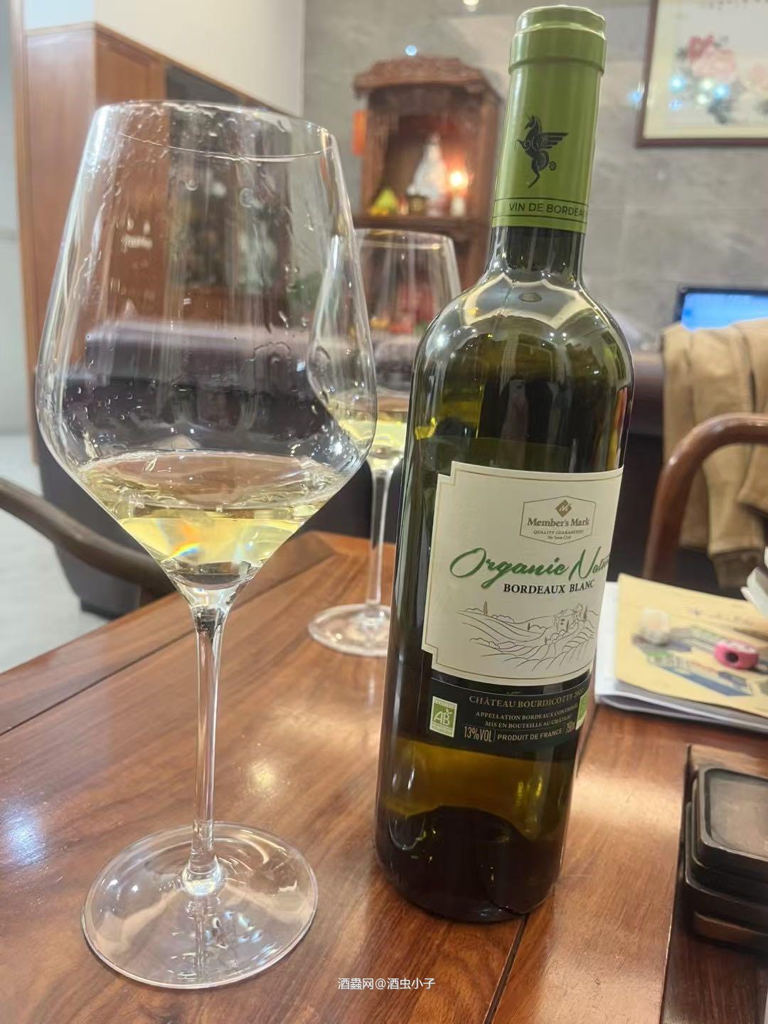 一百块不用可以秒3瓶西班牙无醇起泡酒 ​喝酒不开车，开车不喝酒 ​但是就快跨年嘛，仪式感要有 ​没有酒精，建议加点冰块好喝一点