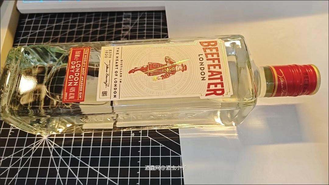 必富达金酒以其独特的伦敦风味和精湛的酿造工艺赢得了众多酒爱好者的青睐。‌必富达金酒源自英国伦敦，始终在伦敦市中心生产，使用匠心甄选的植物原料，并通过精湛的酿造工艺制成。其经典配方包括水、杜松子和小麦，同时添加了杜松子、柠檬皮、塞维利亚橙子皮、杏仁、白芷根、香菜籽、白芷籽、鸢尾根和甘草根等神秘植物成分，赋予了金酒丰富的味道层次和清冽的口感‌