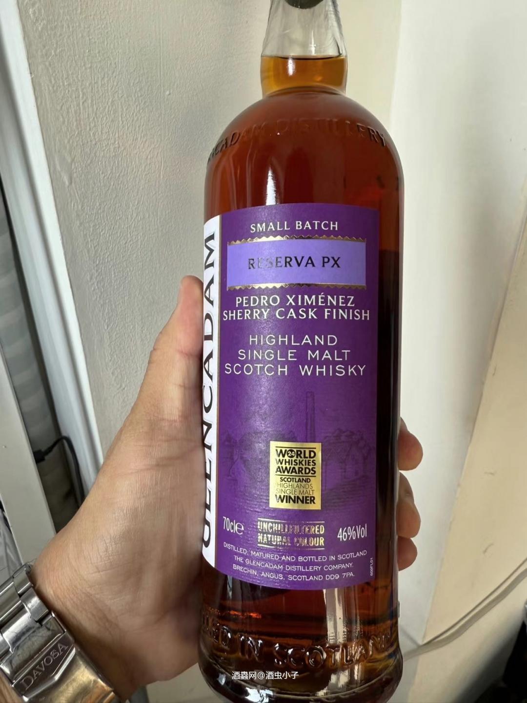 格兰卡登 近期忠爱的一款口粮 性价比能打 闻香最突出是白色小花朵 入口也不错 骨架非常小的一款酒 让老夫想起来那些年错过的大雨和稚嫩的喜欢 小心翼翼守护的小遗憾