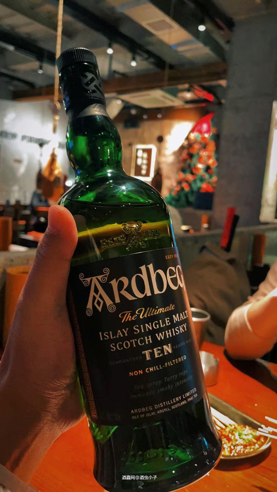 烟熏、橡木、黑巧、泥炭……就这样，在重口味的海洋里徜徉。品味随着酒龄日渐黑化。根苗已深，积重难返。