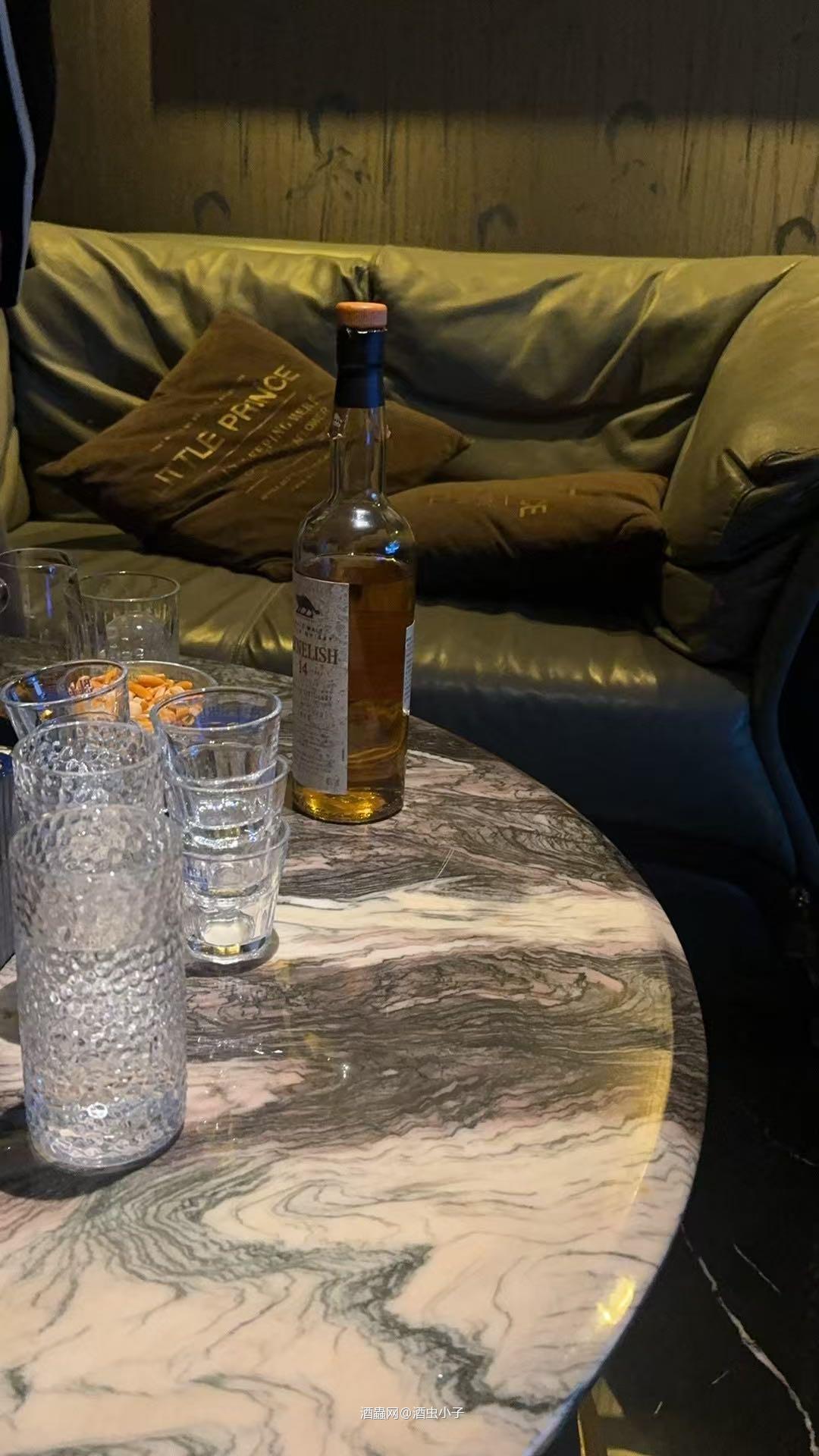 新的一年，喝的第一杯威士忌是昨晚跟朋友去酒吧，话说酒吧的酒还是挺贵的，完全没有性价比可言，不过这个小猫也真是好看。