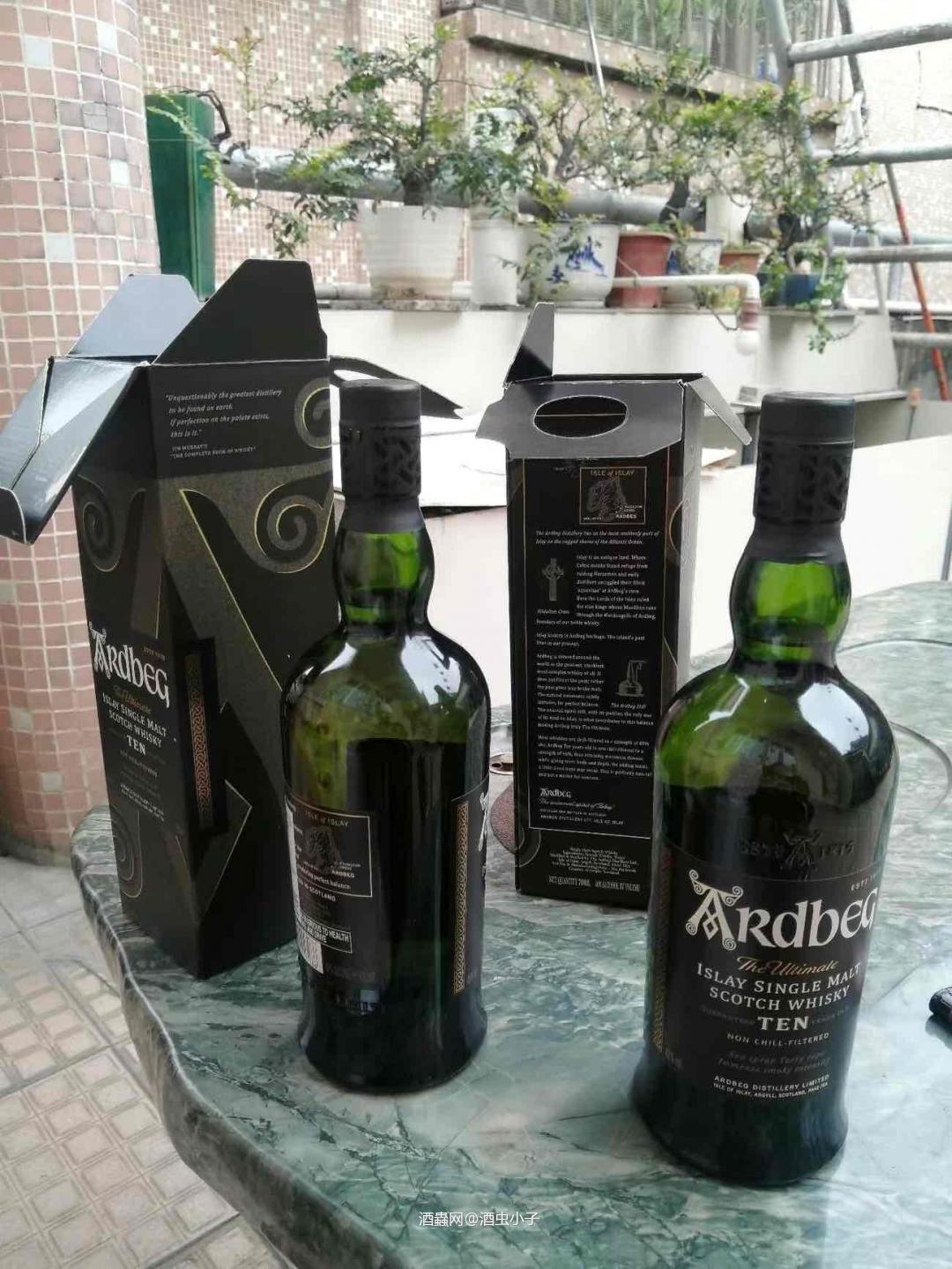 雅柏单威士忌的主要特点是其浓郁的泥煤烟熏味和深邃的海洋气息。这种复杂的香气组合使其在众多威士忌中脱颖而出。初尝时，你会感受到泥煤和烟熏的冲击，而后味则充满了柑橘和香草的悠长绵延‌