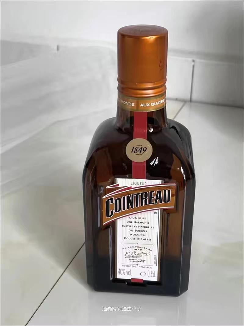 君度力娇酒选用来自香槟产区的上等葡萄，通过严格的酿造工艺，呈现出丰富的果香和独特的风味。其独特的配方和传统技术确保了酒的品质一直保持在高水平‌。君度力娇酒的色泽清澈透明，香气中融合了柑橘、橙花、草本和薄荷的味道，入口顺滑，清新香甜，带有微妙的甘苦，适合加冰或特调鸡尾酒‌