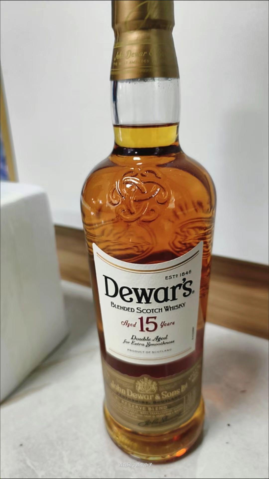 帝王15年威士忌入口时能感受到蜂蜜和太妃糖的甜美，随后是类似糖浆熬制过久的焦苦味。加点水可以缓解这种苦味，释放出酒体本身的甜美。最后，会有一丝丝烟熏的余味，为这款酒增添了一丝神秘感。其尾韵略显短暂，但正是这种短暂的美妙让人回味无穷‌。