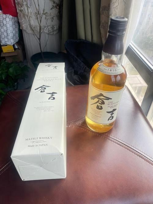 仓吉12年纯麦威士忌 酒精度43%vol 酒体颜色是琥珀色，比较明显 闻香是木质香气带点蜂蜜奶油味，奶油太妃糖的甜感，酒精感不强 入口酒体较薄，酒精感不是很强，牛奶和坚果味，柑橘味比较明显，带一丝丝苦味 尾韵比较弱，木质香气转瞬即逝，带一丝坚果味