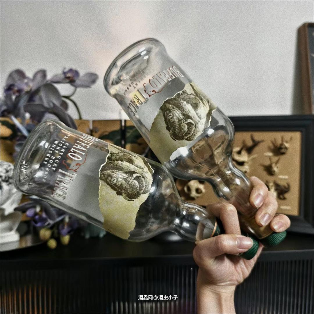 2025年又干掉了一瓶威士忌，不得不说这瓶威士忌性价比极其高。水牛足迹好像当时买的时候是110吧，我愿称之为我酒单里面的第二必买波本，反正吨吨喝，调着喝，咋喝都不心疼，越喝越开心。