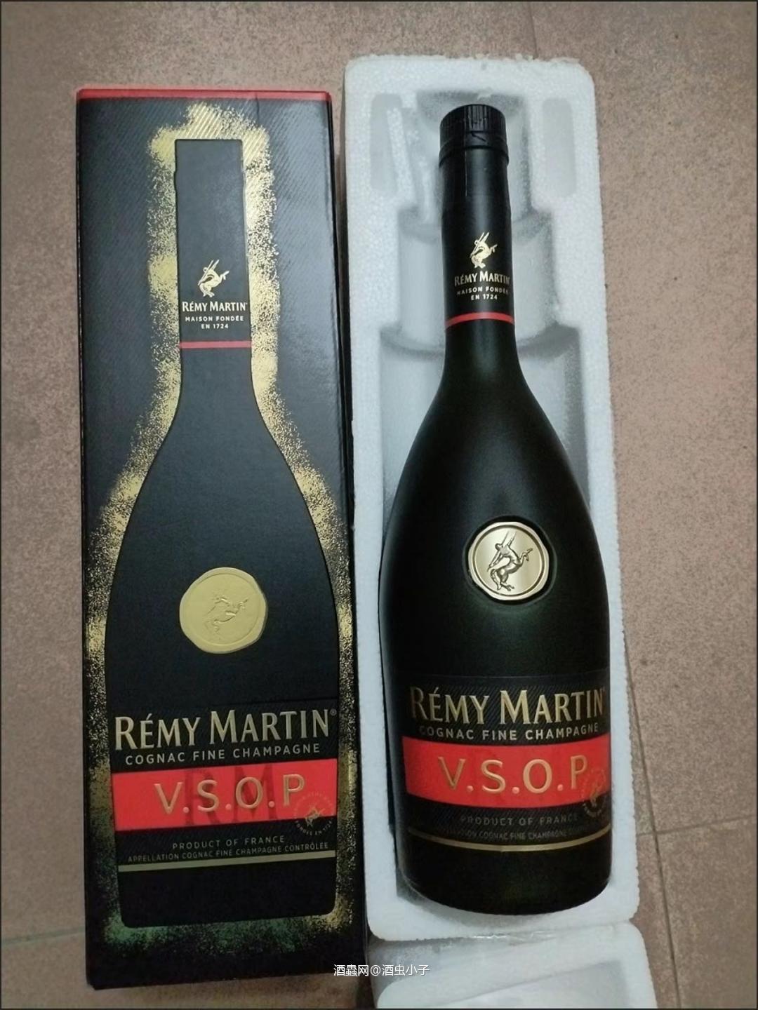 人头马一开，好运自然来！在老家翻到了一瓶已经开封的人头马vsop,应该是五一放假开的没喝完。打开闻了闻还挺香的，尝了一点，酒精感很弱了，但花果香很浓郁啊。