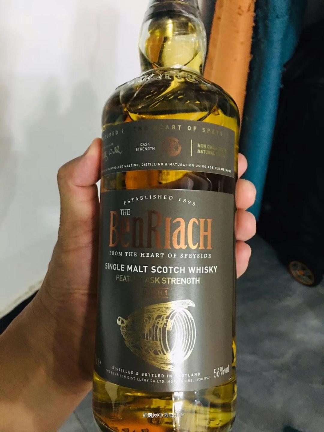 便宜的不一定不好喝，贵的也不一定都会有惊喜 布纳哈本比本利亚克也不遑多让！布纳哈本的艾雷海岸非常好喝，花果香，口感很柔和细腻，虽然酒精度不高，但却一点也不辣不呛口，易饮顺滑！ 本利亚克这只是斯佩塞风格的初填桶，也是好喝的，但香气薄了一些，醒酒之后有点变咸变苦，尾韵不好，虎头蛇尾的