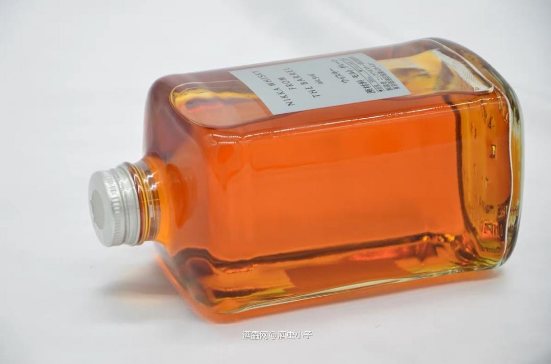 Nikka 一甲 威士忌 产地:日本 酒精浓度:43% 容量:700ml 口感：这款威士忌将柔和的果味与黑巧克力和柑橘皮的苦味完美融合。 大阪机场带回