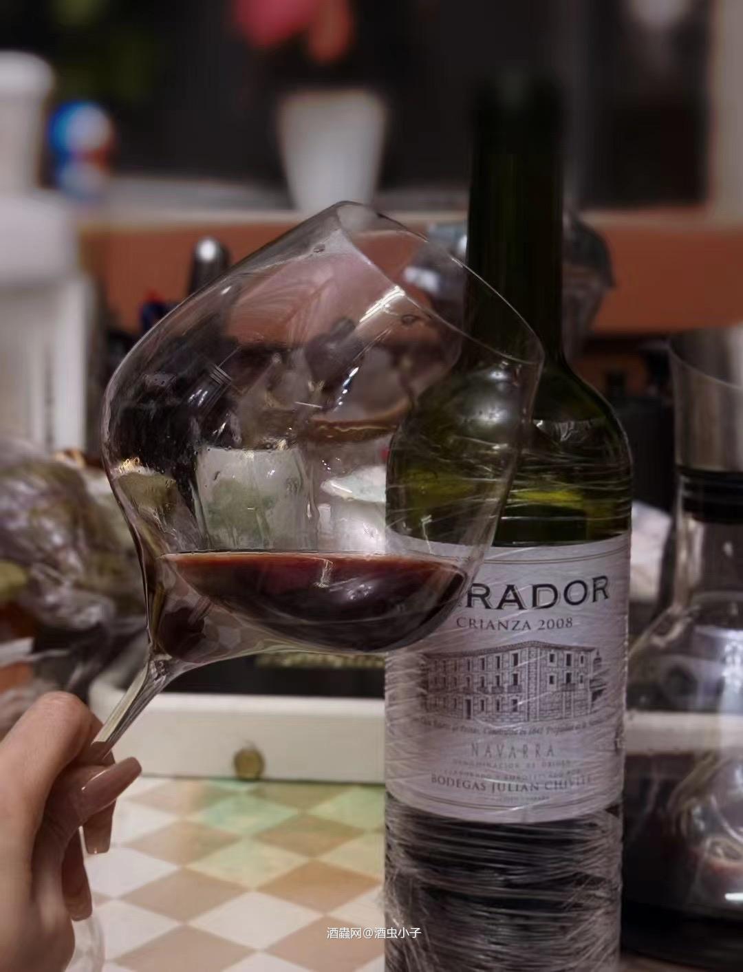 在柔和的灯光下,轻晃酒杯,红酒如丝绸般滑过舌尖,香气在唇齿间萦绕,品味时光的醇厚与优雅,每一口都是生活的艺术。