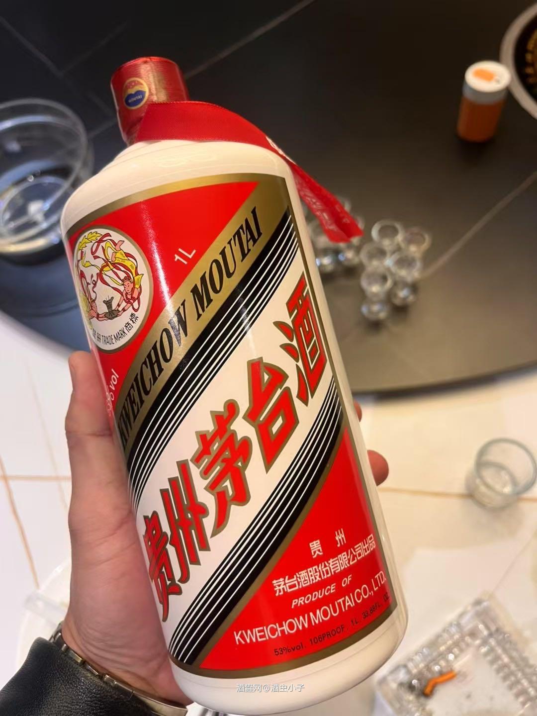 在静谧的夜晚，轻启一瓶茅台，酒香如岁月沉淀的芬芳，缓缓流入杯中。轻抿一口，醇厚绵长，仿佛与时光对话，品味的是匠心与传承，感受的是优雅与从容。