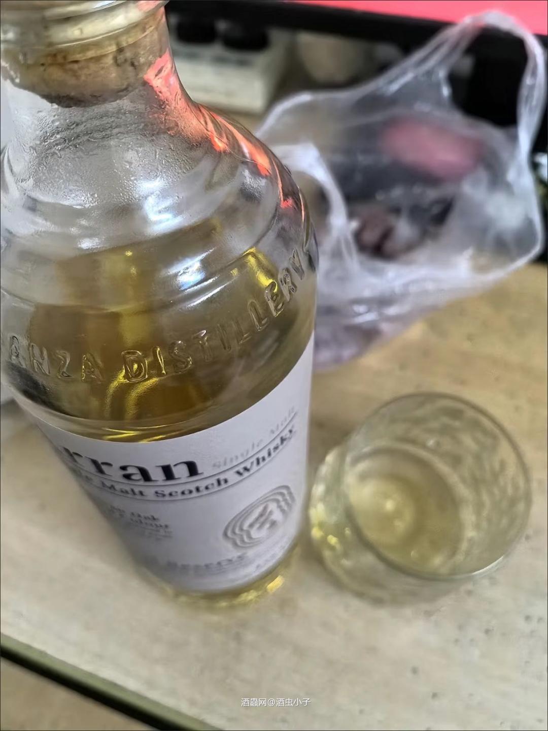 其实在夜深人静的时候倒一杯10年艾伦，慢慢喝上两口，发现橙香满满，口中被花果香充盈着。其实低年份的也很耐喝😏😏😏