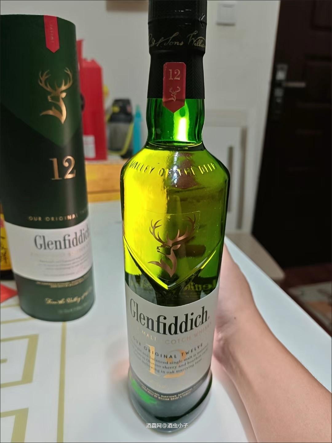 格兰菲迪12 入口顺滑先是淡淡的果香，然后慢慢增加的甜味，转接着橡木的香味，然后带着麦芽的苦结尾，中间要很仔细的尝试才会体会到脂味 整体气味清新易饮，只有40vol，味道稳定易品。 变化不多但偶尔品尝也是不错的选择