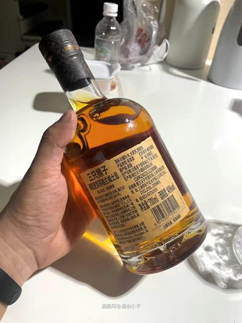 三只猴子威士忌以其独特的口感和香气而闻名,是入门级别的口粮酒中的佼佼者。其酒体呈现迷人的金黄色,色泽饱满且偏琥珀色,令人赏心悦目。初闻时,香气柔和,带有淡淡的海盐气息和新鲜的水果香味,几乎感受不到烟熏味。细闻时,可以感受到柑橘、香草、橡木和杏仁的芬芳,整体香气清新爽净,略带咸味。