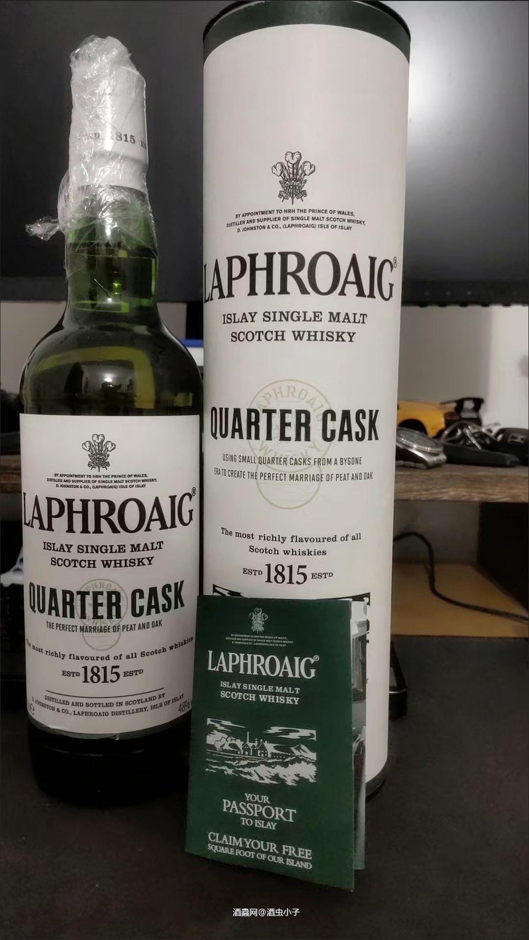 👅酒液入口也是甜润顺滑,这口感可谓丝滑,果甜混合着蜂蜜甜香,一股股层层递进,中后段还有黑巧克力和坚果的风味,伴随着一抹轻盈的烟熏泥煤气息,真是太美好了!