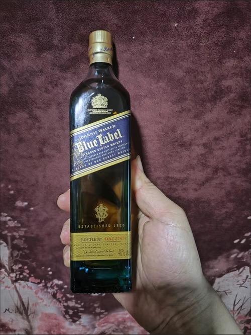 最熟悉的牌子反而喝得最少。蓝方是看的最多，前些年也在应酬场合喝了不少。这些年很少喝了，昨晚看有两瓶，怀旧感上来，开了一瓶，好喝一如既往，但这些年口味越来越重，感觉淡了点。