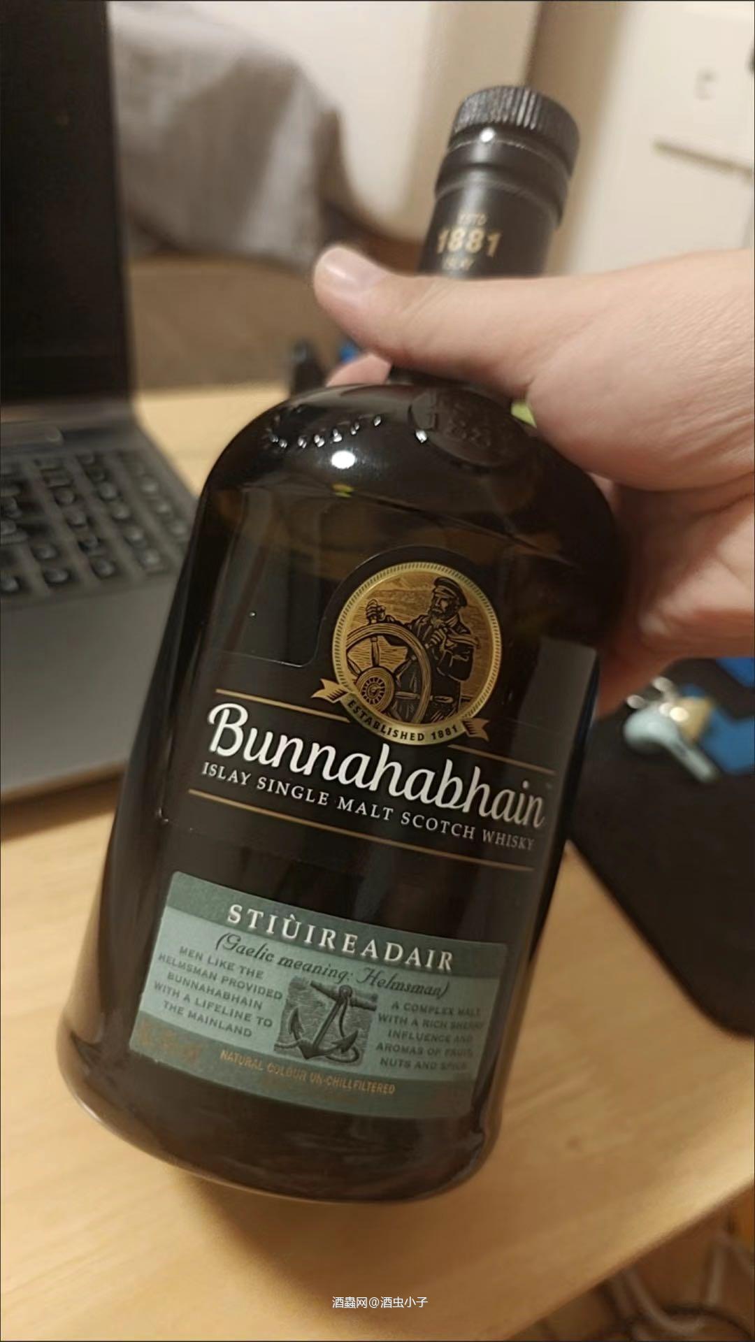 布纳哈本海洋之舵 开瓶后醒了一个多小时，有一股杏仁混合着香料的味道，烟熏的味道，还有一股橡木桶的味道，能闻到一股海边的咸腥味，里面透着奶油的味道，酒精味还是有一点能闻到。