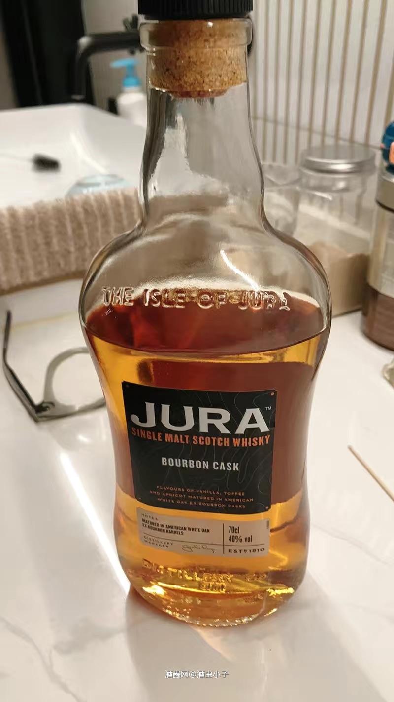 吉拉10年 吉拉的入门酒款，不难喝，但是也没什么亮点。 作为10年的的入门酒款，酒精度压制的不错。淡淡的皮革烟熏，然后是香草，水果，柑橘，橙子。 喝入口最直接的就是柑橘的香味，一点点辛辣感。奶油巧克力的香甜。