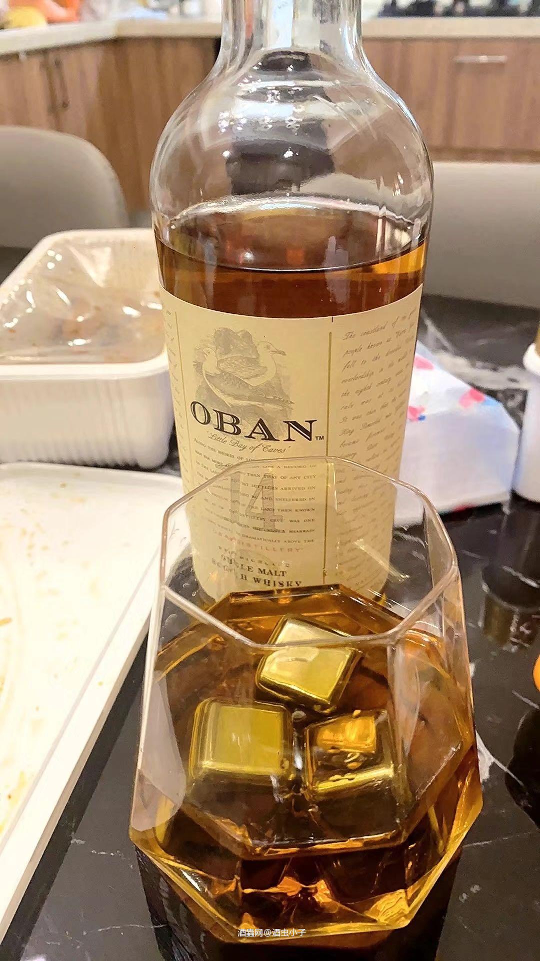 欧本14年 以其独特的口感和香气而闻名，是入门级别的口粮酒中的佼佼者‌。其酒体呈现迷人的金黄色，色泽饱满且偏琥珀色，令人赏心悦目‌。欧本14年威士忌初闻时，香气柔和，带有淡淡的海盐气息和新鲜的水果香味，几乎感受不到烟熏味。细闻时，可以感受到柑橘、香草、橡木和杏仁的芬芳，整体香气清新爽净，略带咸味‌。