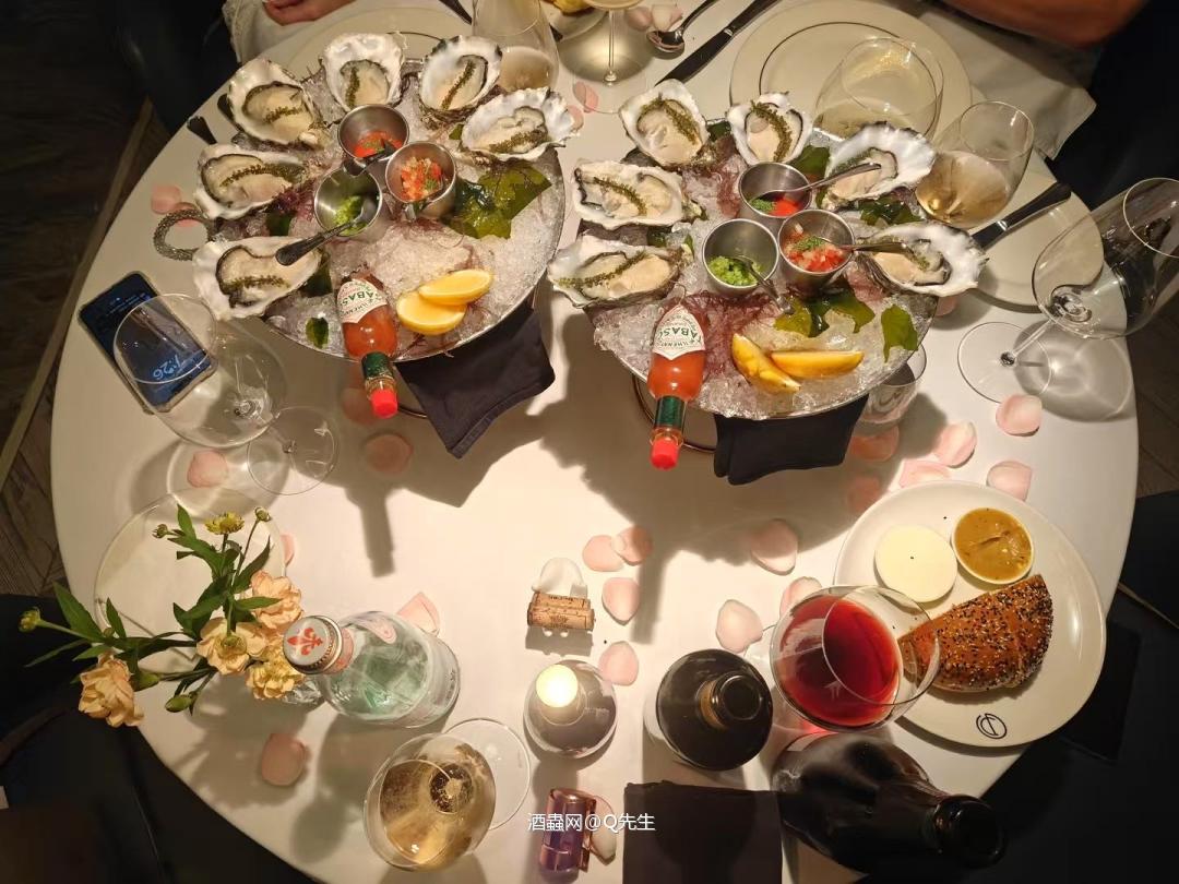 炎炎夏日，夜晚就适合喝点冰镇白葡萄酒配生蚝🦪🦪🦪🦪🦪！吃饱出去夜拍风景！