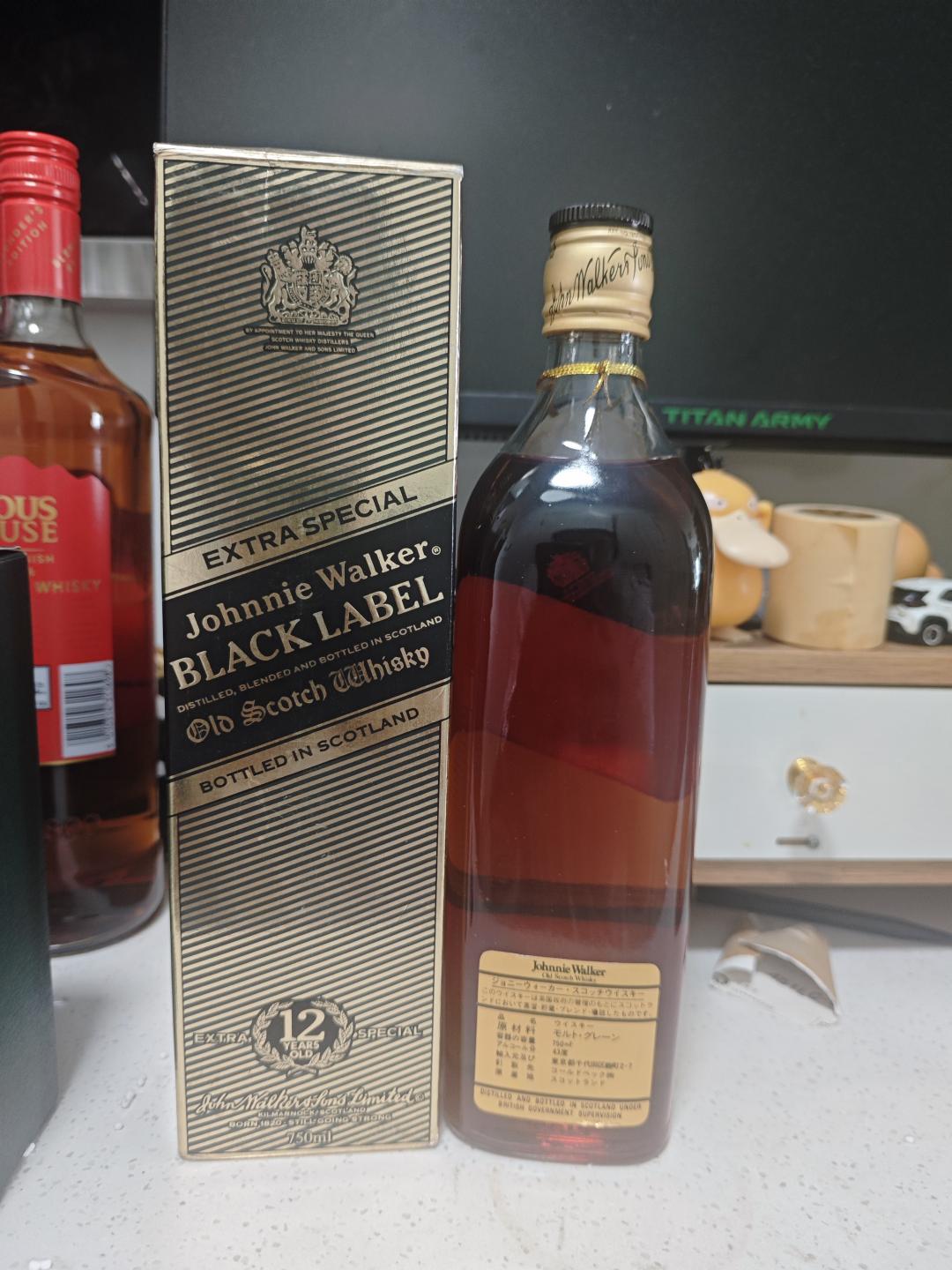 绝版迷人老酒 80年代半金头老黑方 750ml版