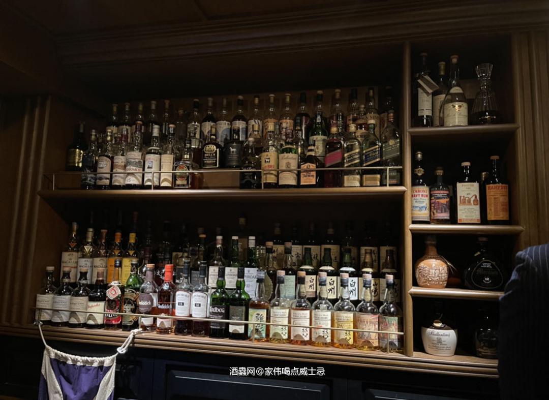 各种各样的酒摆放整齐就是一道漂亮的风景线咔嚓拍照