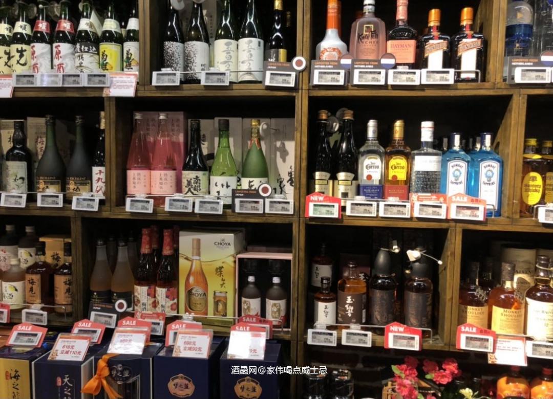 各种各样的酒摆放整齐就是一道漂亮的风景线咔嚓拍照