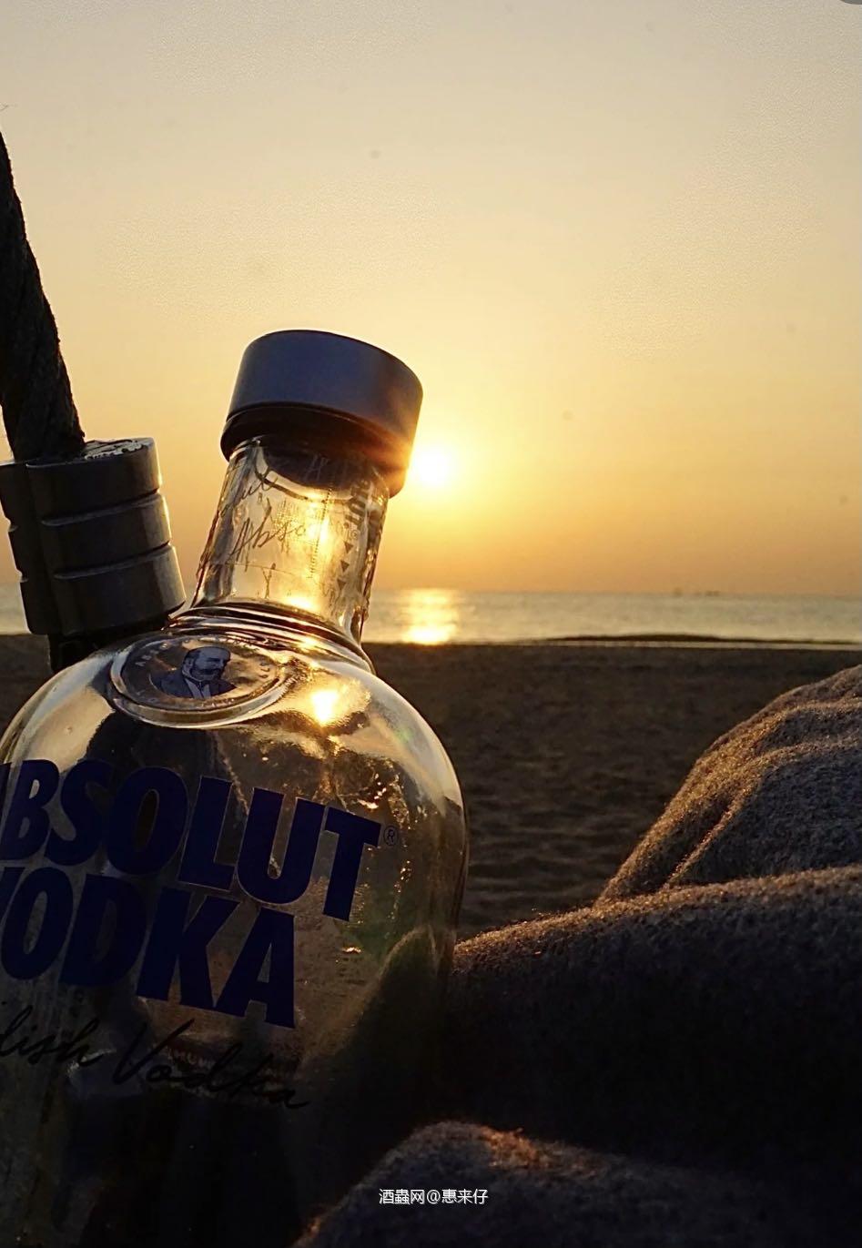 单身人士的海边日落与酒