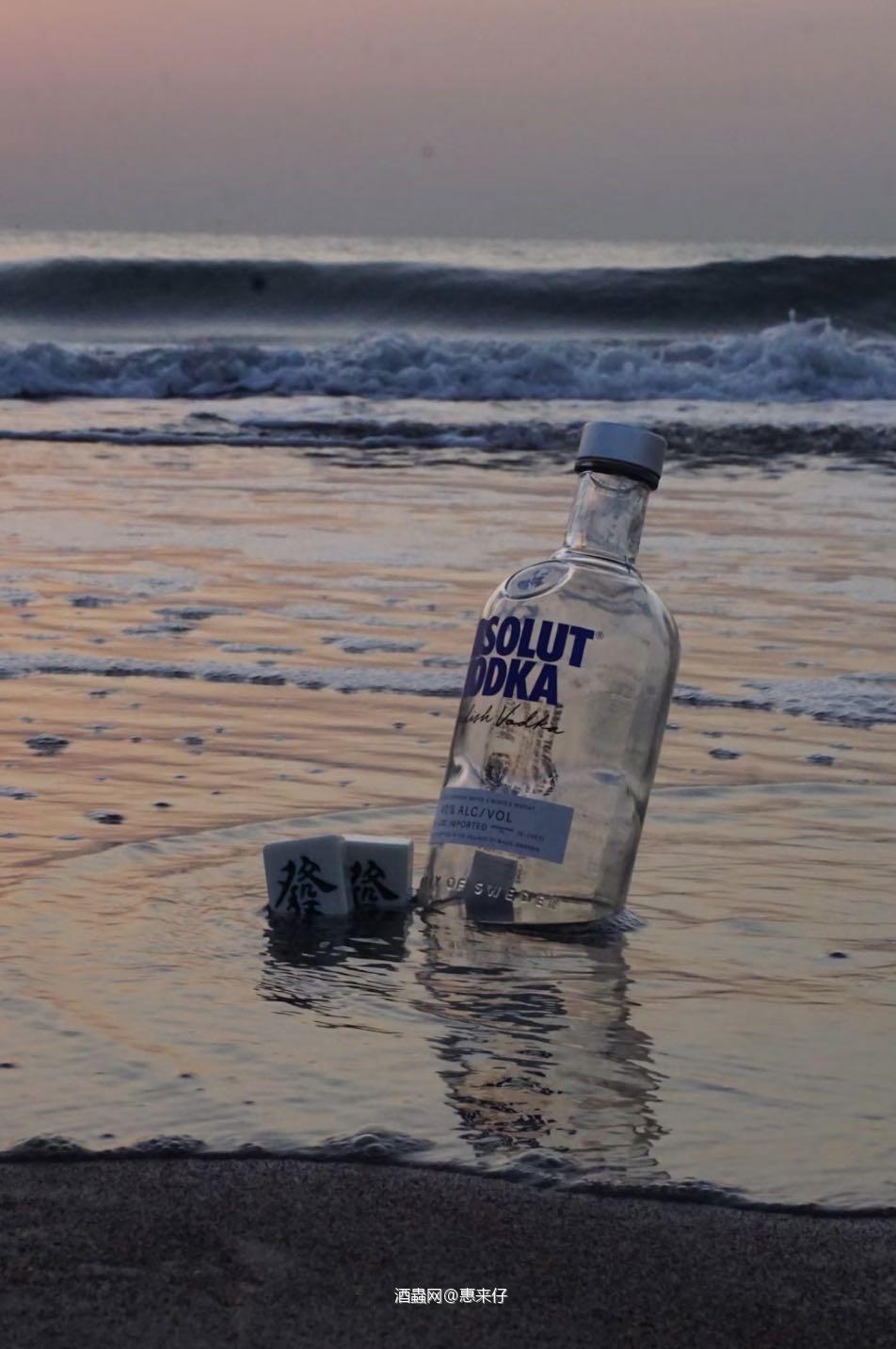 单身人士的海边日落与酒