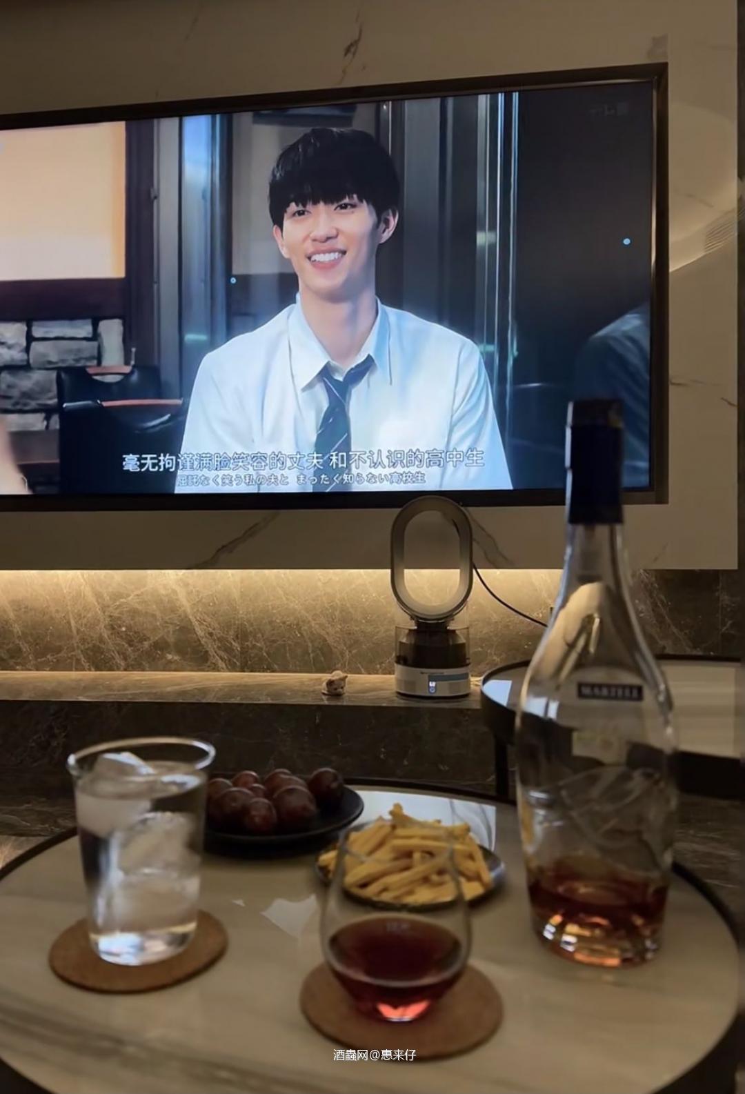 下雨天躲在家里喝酒看电视