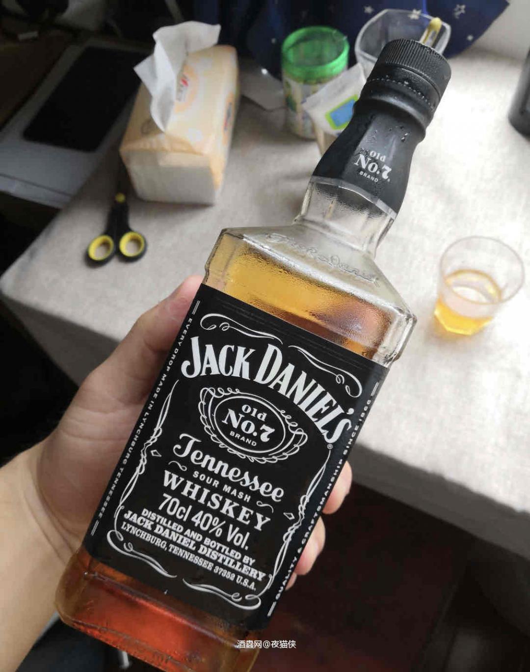 这款威士忌冰镇一下或者兑可乐都很不错的